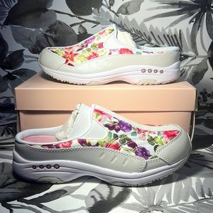 Easy Spirit Travel Time Clogs White Floral Print, Size 6 Medium!